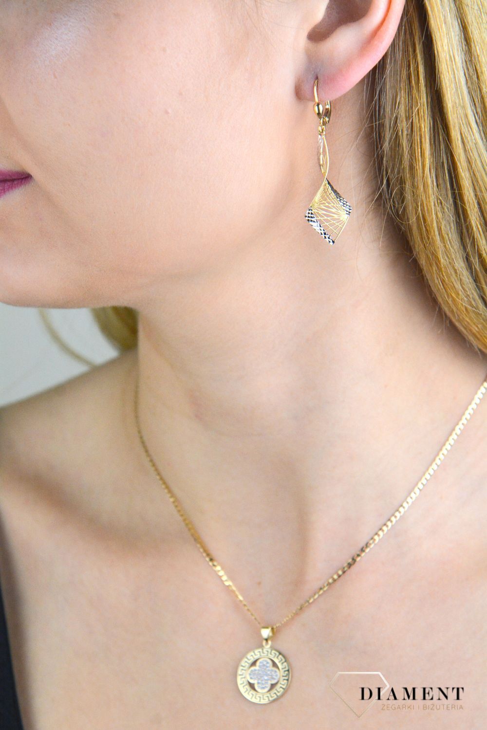 Złota zawieszka 585 koniczynka w cyrkoniach z drogą grecką ZA 7438 585.jpg